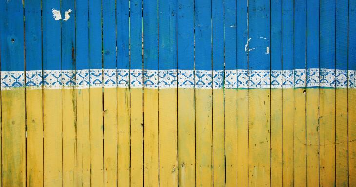Fence painted like the Ukrainian flag
