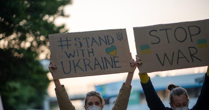 Women holding signs supporting Ukraine
