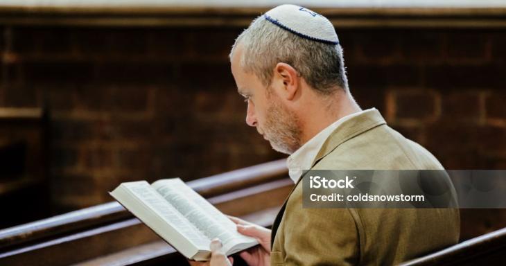 Man in Kippah prays on Yom Kippur