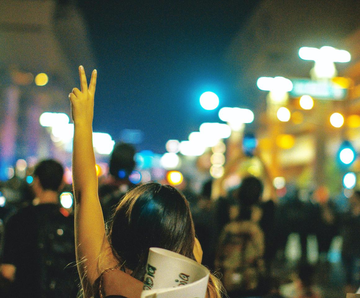 Person holding up a V sign