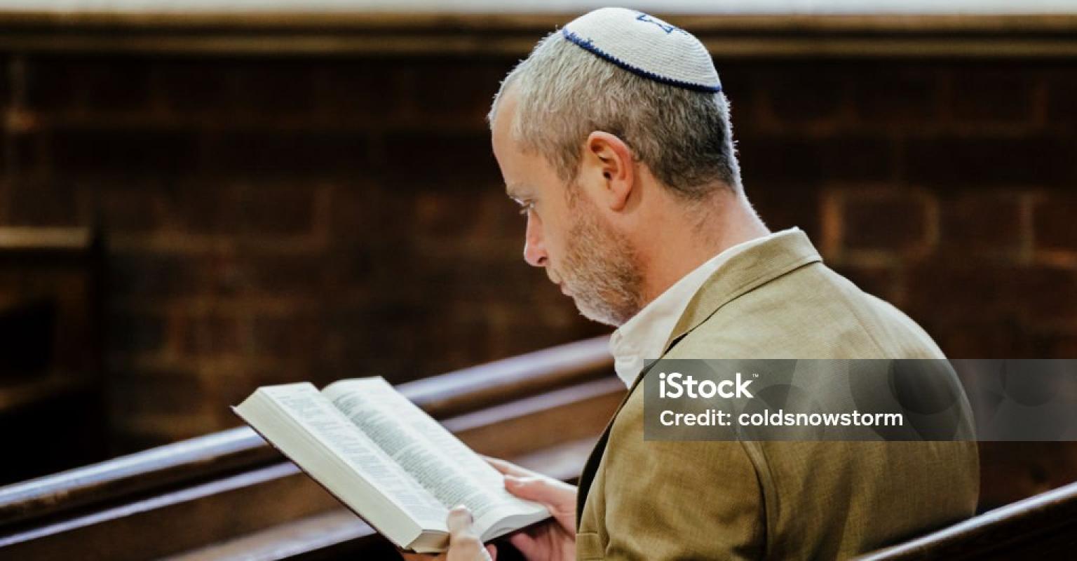 Man in Kippah prays on Yom Kippur