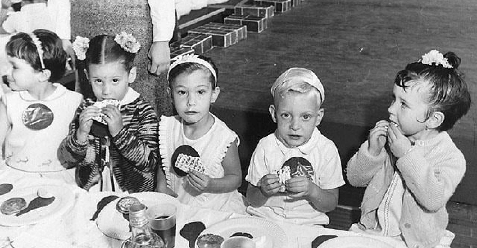 Students at a Jewish school in Mexico City, 1966, celebrating Pesach. https://dbs.anumuseum.org.il/skn/he/c6/e236853/%D7%AA%D7%9E%D7%95%D7%A0%D7%95%D7%AA/%D7%9E%D7%A1%D7%99%D7%91%D7%AA_%D7%A4%D7%A1%D7%97_%D7%91%D7%92%D7%9F_%D7%94%D7%99%D7%9C%D7%93%D7%99%D7%9D_%D7%91%D7%91%D7%99%D7%AA_%D7%A1%D7%A4%D7%A8_%D7%99%D7%94%D7%95%D7%93%D7%99_%D7%91%D7%9E%D7%9B%D7%A1%D7%99%D7%A7%D7%95_%D7%A1%D7%99%D7%98%D7%99_%D7%9E