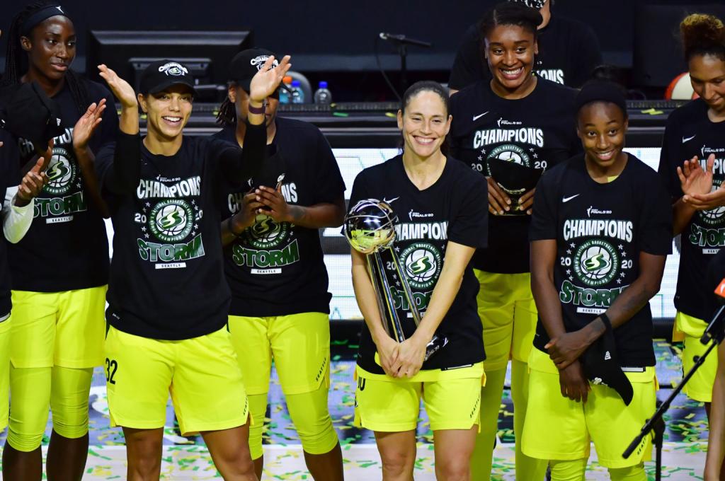 Sue Bird & Alysha Clarke & Teammates with a trophy (Getty)