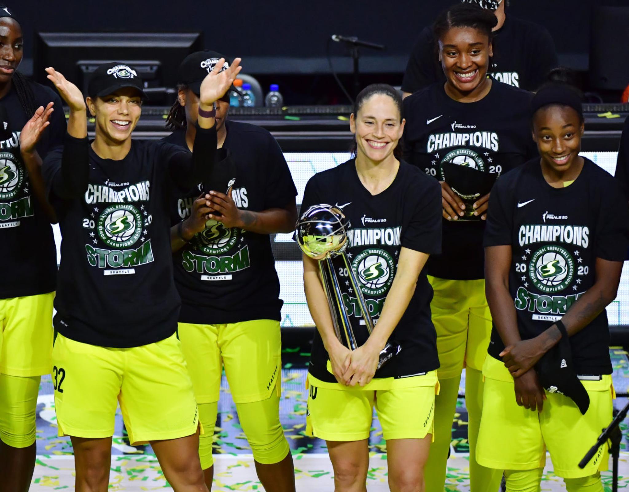 Sue Bird & Alysha Clarke & Teammates with a trophy (Getty)